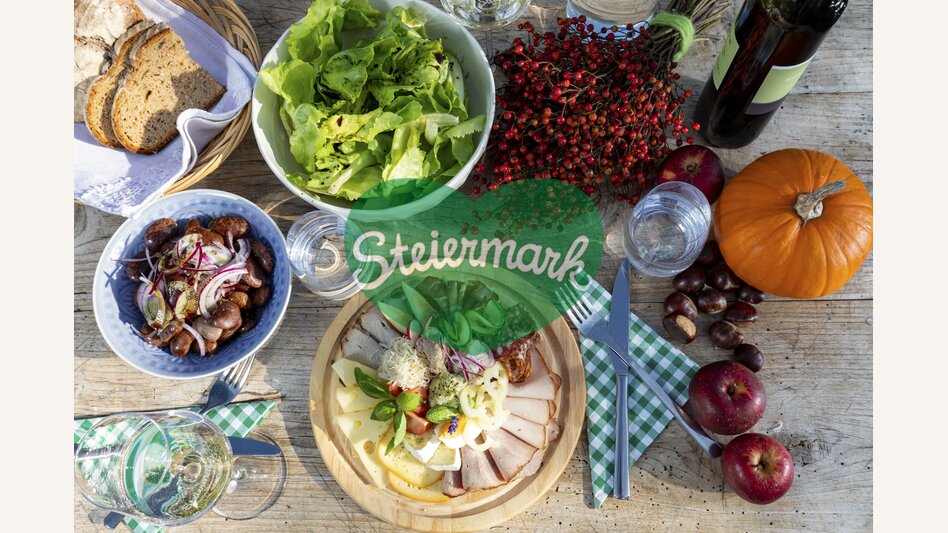 Snack in a typical wine tavern (Buschenschank) in a vineyard | © Steiermark Tourismus | Harry Schiffer