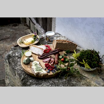 The culinary Styria: Styrian cheese (Steirerkas), speck, sausages, alp butter, coarse rye-bread, milk - the region Schladming-Dachstein | © Steiermark Tourismus | Tom Lamm