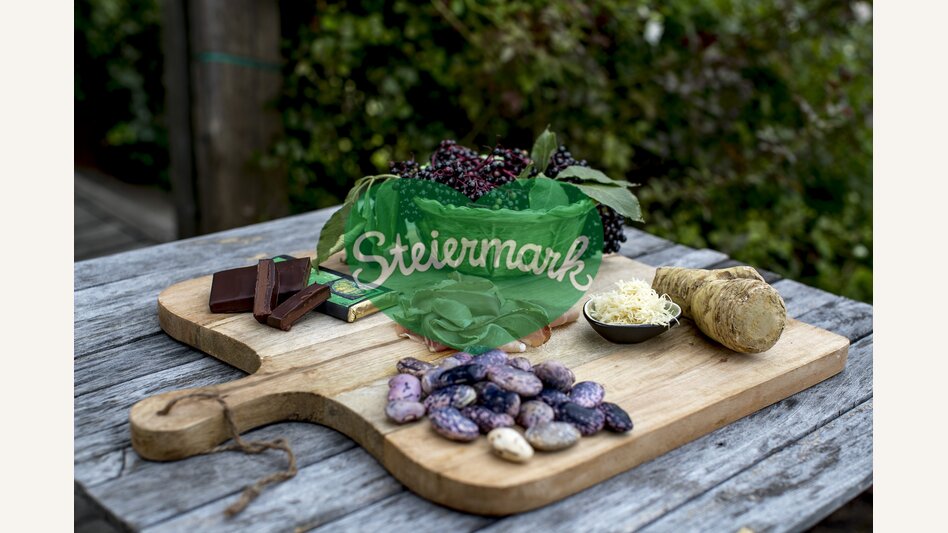 The culinary Thermen- & Vulkanland: Vulcano ham, Zotter chocolate, beetle beans, horseradish and elderberries | © Steiermark Tourismus | Tom Lamm
