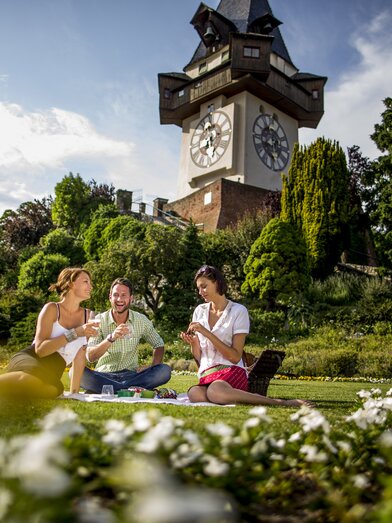 Picknick im Frühling am Schlossberg mit Uhrturm, Graz | © STG | Tom Lamm