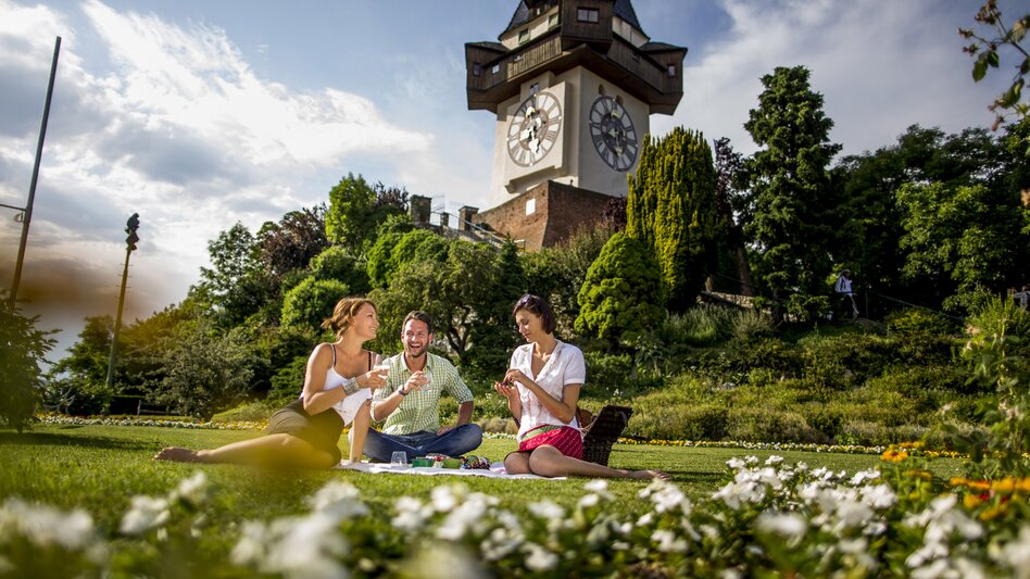 Picknick im Frühling am Schlossberg mit Uhrturm in Graz