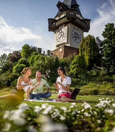 Picknick im Frühling am Schlossberg mit Uhrturm, Graz | © STG | Tom Lamm