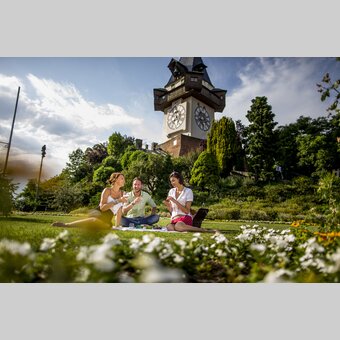 Picknick im Frühling am Schlossberg mit Uhrturm, Graz | © STG | Tom Lamm