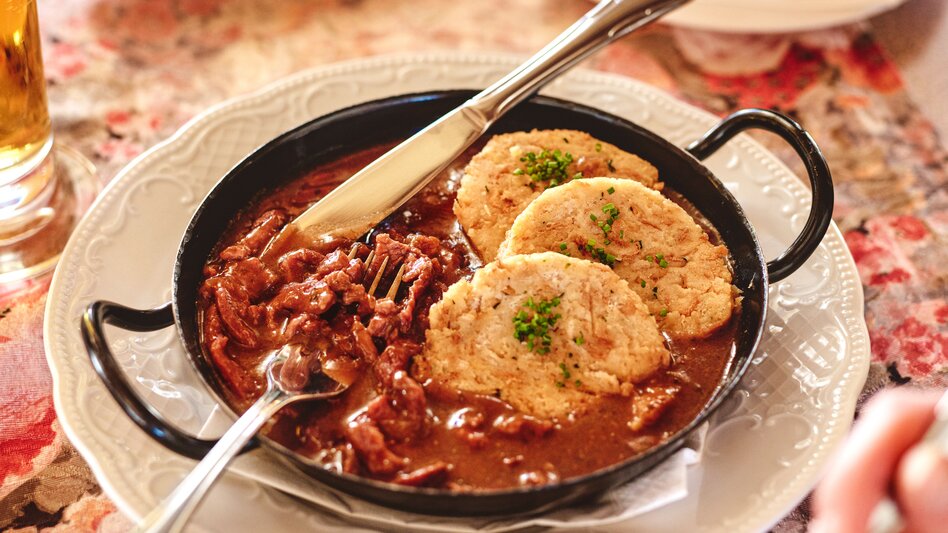 Alpine Küche: Schwammerlgulasch, Spätzle, wärmende Suppen und ein Glaserl Gösser Bier | © Erzberg-Leoben | Michael Königshofer
