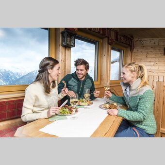 Köstliches Hüttenkulinarium nach einem schönen Skitag, Hochwurzenhütte, Schladming-Dachstein | © STG | pixelmaker.at