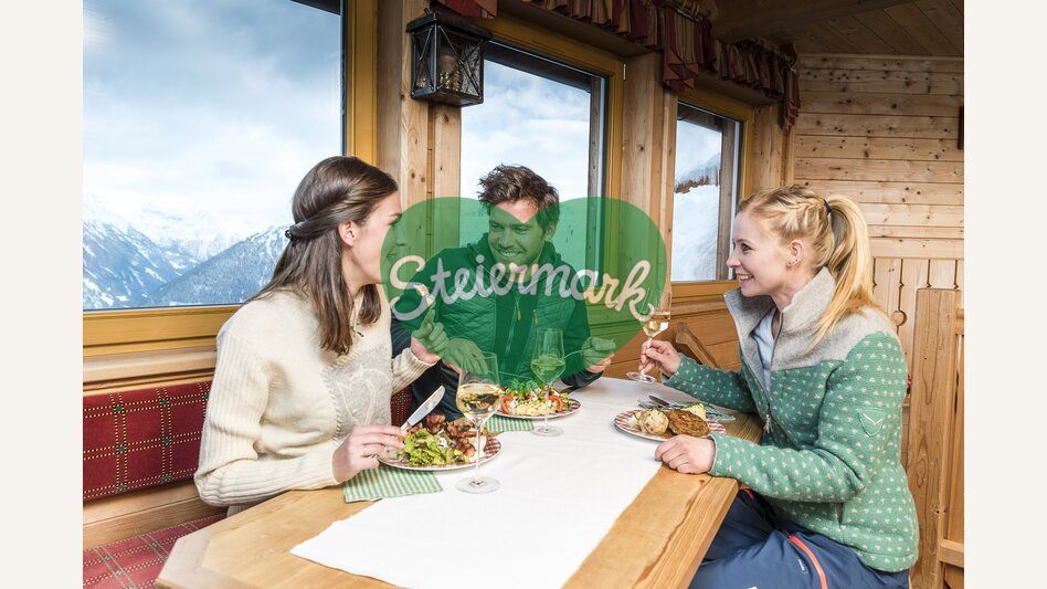 Köstliches Hüttenkulinarium nach einem schönen Skitag, Hochwurzenhütte, Schladming-Dachstein | © STG | pixelmaker.at