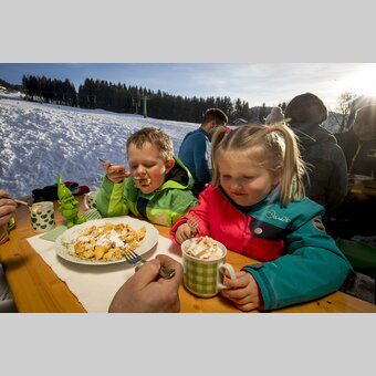 Kaiserschmarrn und Kakao für die jungen Pistenflitzer | © STG | Tom Lamm