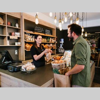 Einkaufen im Markthaus in Gnas | © Thermen- & Vulkanland | SupersusiCom