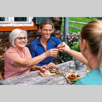 Stärkung auf der Aflenzer Bürgeralm | © TV Hochsteiermark | Robert Maybach