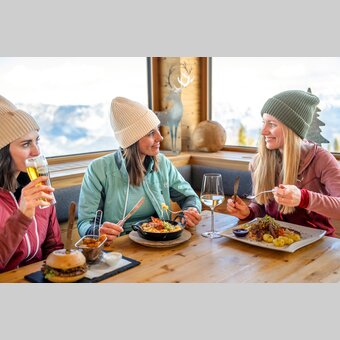 Skigenuss auf der Krummholzhütte | © TVB Schladming-Dachstein | Susanne Einzenberger