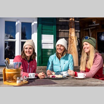 Skigenuss auf der Krummholzhütte | © TVB Schladming-Dachstein | Susanne Einzenberger