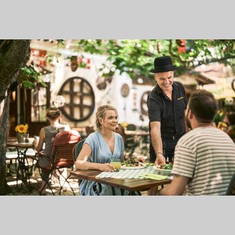 Im Gastgarten beim Bulldogwirt | © Thermen- & Vulkanland | Robert Maybach
