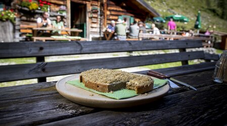 Steirerkasbrot (bread with typical cheese) at the Putzentalalm | © Steiermark Tourismus | Tom Lamm