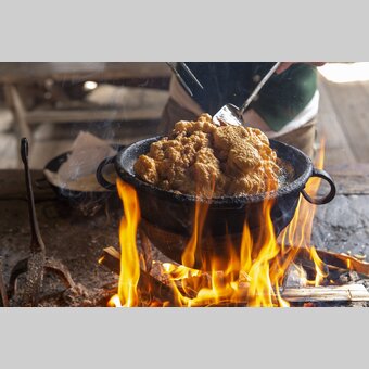 Baking a Häfennigl (cake in a pot) like 300 years ago at the Rauchstubenhaus in Edelschachen close to Anger | © Steiermark Tourismus | www.johannesgeyer.com