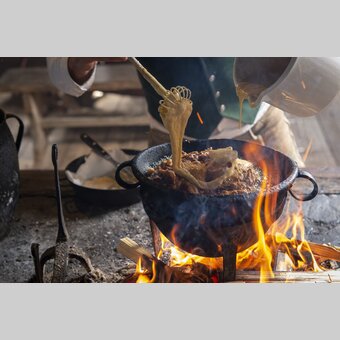 Baking a Häfennigl (cake in a pot) like 300 years ago at the Rauchstubenhaus in Edelschachen close to Anger | © Steiermark Tourismus | www.johannesgeyer.com