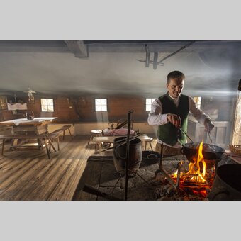 Baking a Häfennigl (cake in a pot) like 300 years ago at the Rauchstubenhaus in Edelschachen close to Anger, Eastern Styria | © Steiermark Tourismus | www.johannesgeyer.com