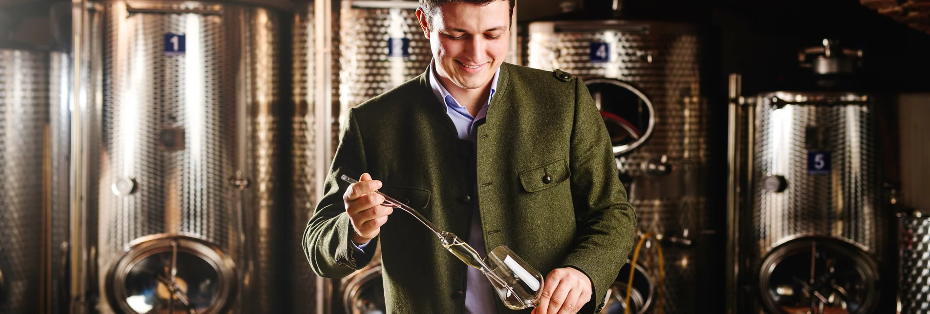 Franz Menhart tasting wine | © Südsteiermark | Michael Königshofer