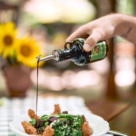 Kürbiskernöl auf Salat Weinhandmühle | © Thermen- & Vulkanland | Robert Maybach