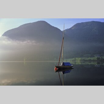Erstes Licht beleuchtet den Morgennebel über dem Grundlsee | © STG | Popp-Hackner