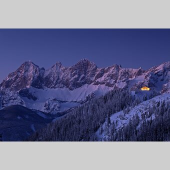 Hochwurzenhütte und im Hintergrund der Dachstein | © STG | photo-austria.at
