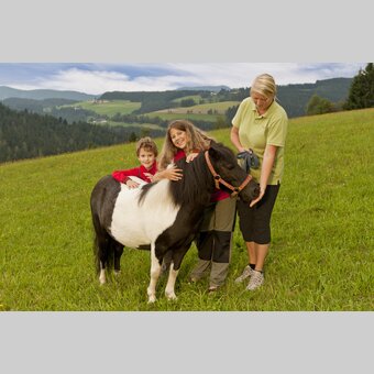 Kinder- und Waldpädagogin Waltraud beim Spielen mit Pony  | © Österreich Werbung | Steiermark Tourismus GmbH