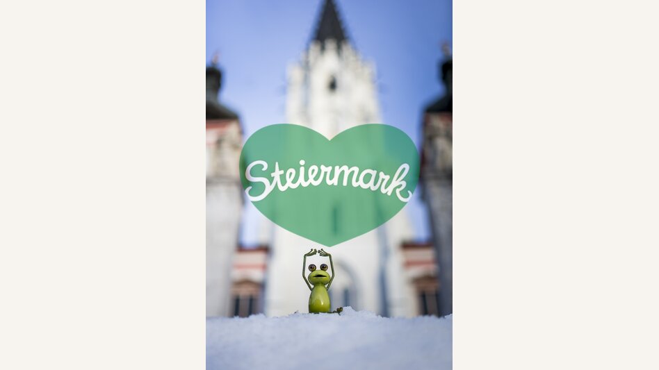 Steiermark-Wetterfrosch in Mariazell vor der Basilika | © STG | Tom Lamm