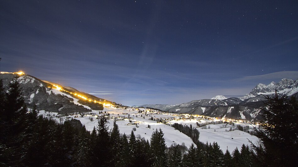 Rohrmoos mit beleuchteter Hochwurzen bei Vollmond 