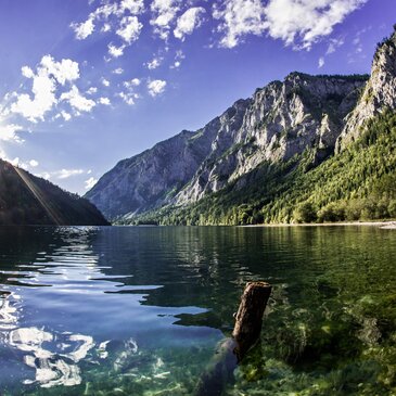 Blick über das Wasser des Leopoldsteinersees bei Eisenerz