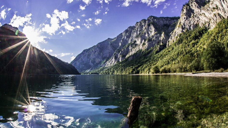Blick über das Wasser des Leopoldsteinersees bei Eisenerz