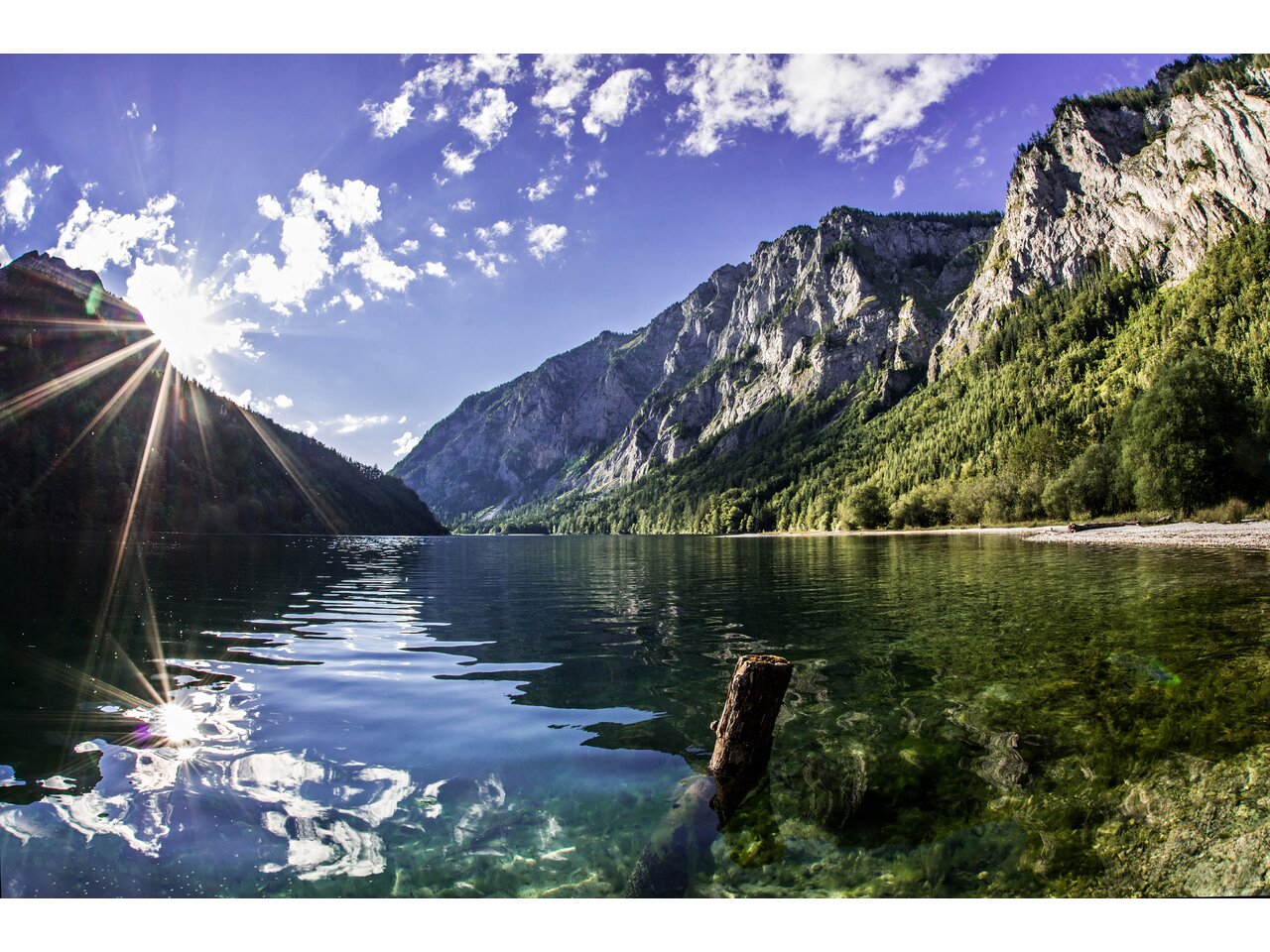 Blick über das Wasser des Leopoldsteinersees bei Eisenerz
