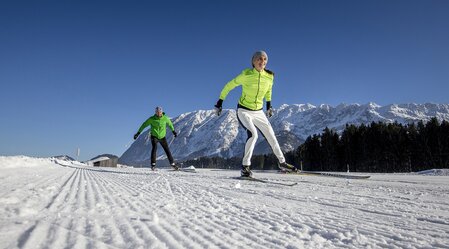 Cross-country skiing with view of the Grimming | © Steiermark Tourismus | Tom Lamm