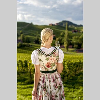 Weingenießerin an der Südsteirischen Weinstraße (Dirndl: Lena Hoschek) | © STG | Tom Lamm