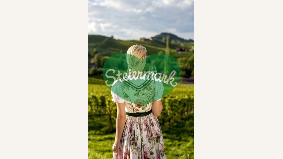 Weingenießerin an der Südsteirischen Weinstraße (Dirndl: Lena Hoschek) | © STG | Tom Lamm