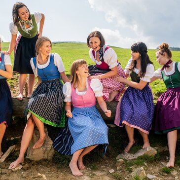 Frauen in Tracht
