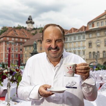 Johann Lafer, kulinarischer Botschafter der Steiermark, bei der Langen Tafel in Graz | © STG | Harry Schiffer