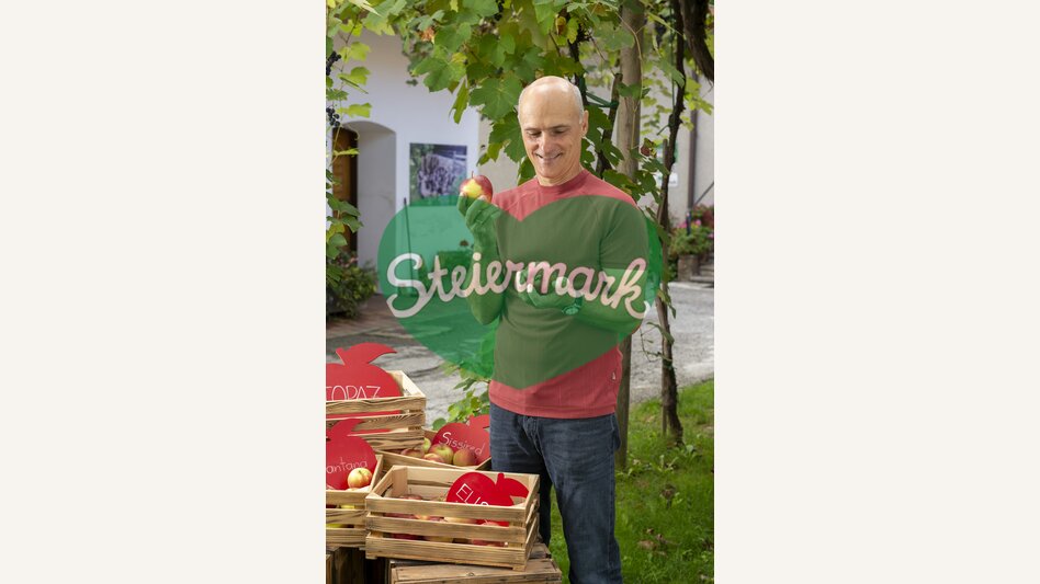 Karl Schloffer from the Bioobsthof Schloffer in Anger with his apples, Eastern Styria | © Steiermark Tourismus | www.johannesgeyer.com