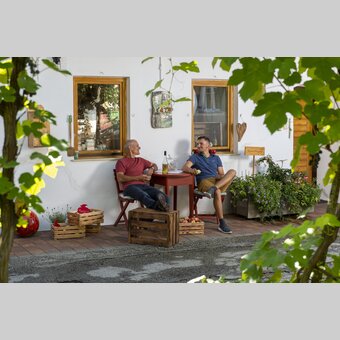 fahter and son from the Bioobsthof Schloffer in Anger after work, Eastern Styria | © Steiermark Tourismus | www.johannesgeyer.com