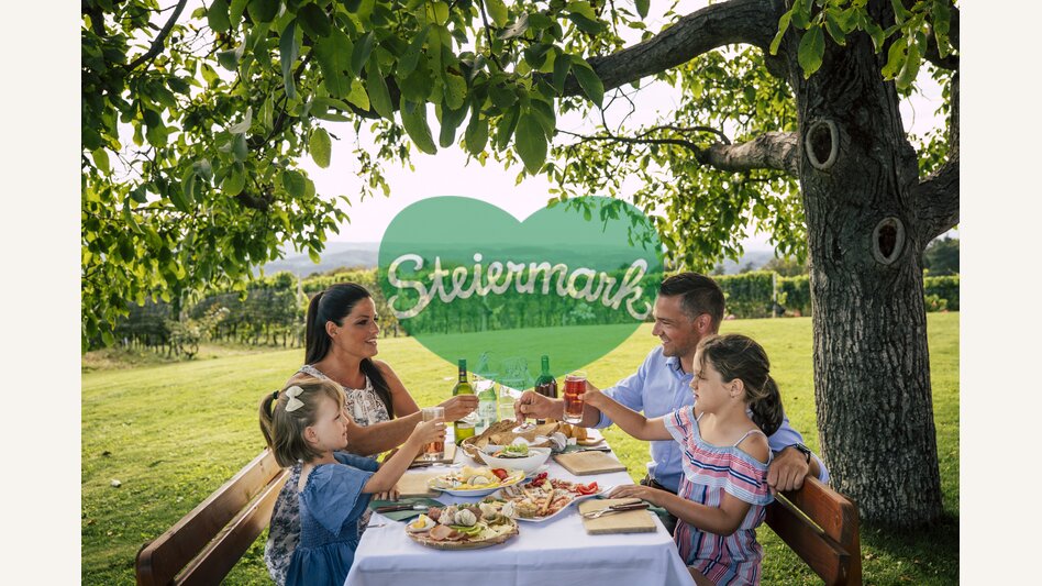 Family is dining under a walnut tree in Eastern Styria | © Steiermark Tourismus | Bernhard Bergmann
