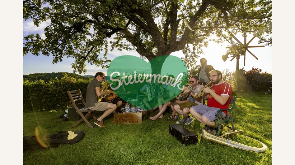 Musicians at the Buschenschank | © Steiermark Tourismus | Harry Schiffer
