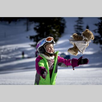 Zu zweit lernt sich das Skifahren leichter :-) | © STG | Tom Lamm