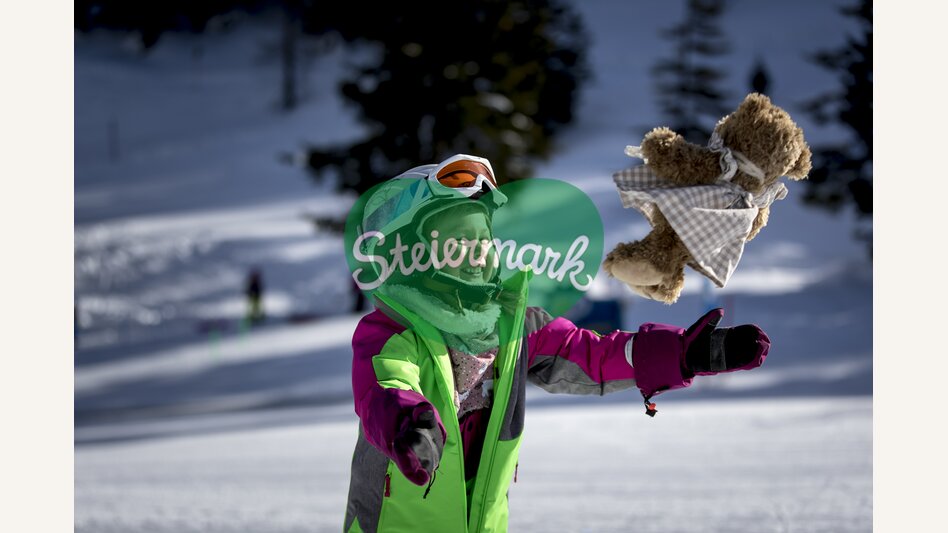 Zu zweit lernt sich das Skifahren leichter :-) | © STG | Tom Lamm