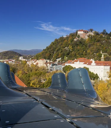 Graz mit Kunsthaus und Schlossberg samt Uhrturm und Mariahilferkirche | © STG | Harry Schiffer