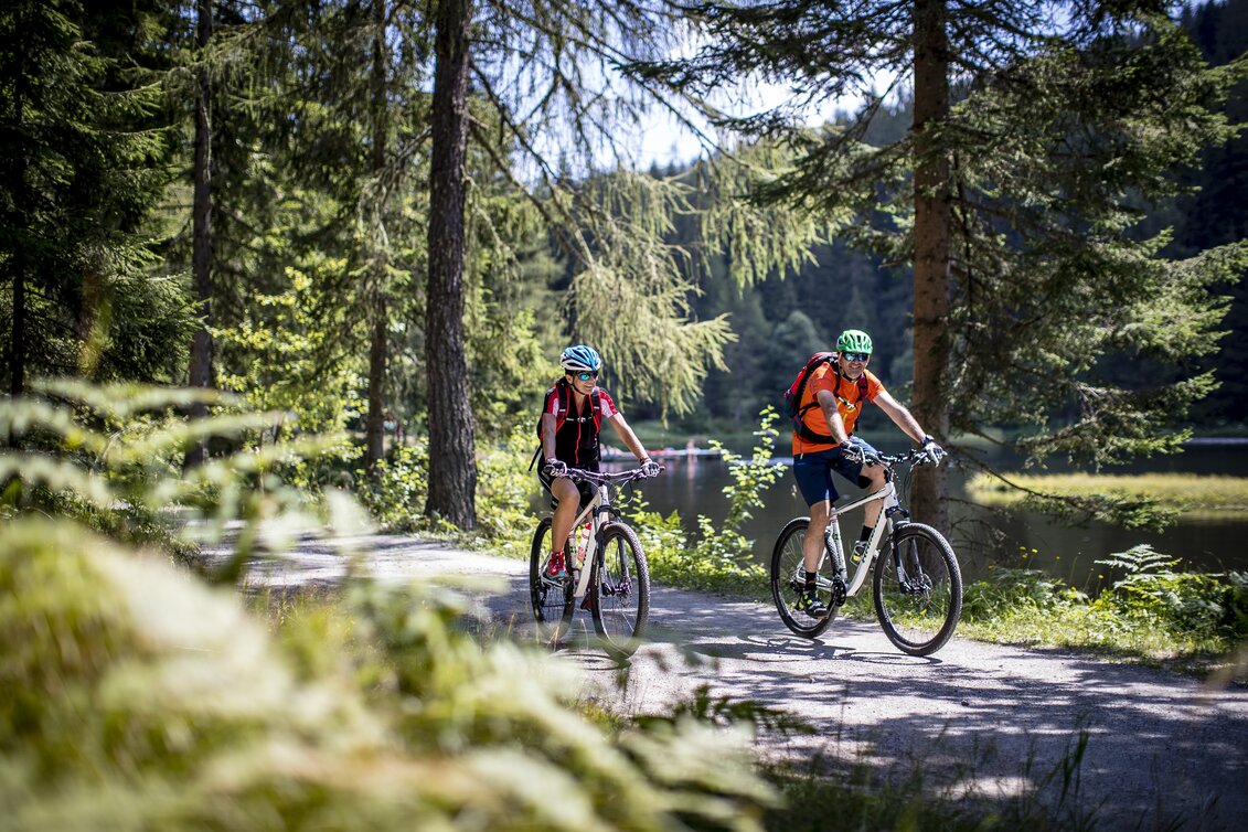 Radfahren am Schattensee in der steirischen Krakau | © STG | Tom Lamm