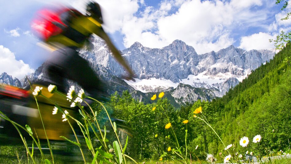Unterwegs bei Schladming mit Blick auf das Dachsteinmassiv