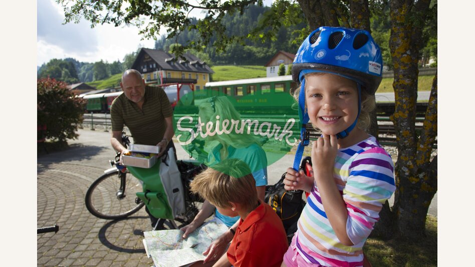 Großeltern mit Enkel am Murradweg | © STG | Leo Himsl
