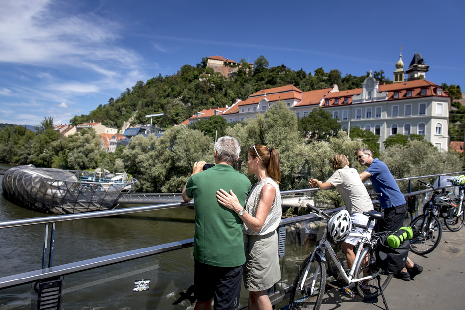Radfahrer am Mursteg in Graz | © STG | Tom Lamm