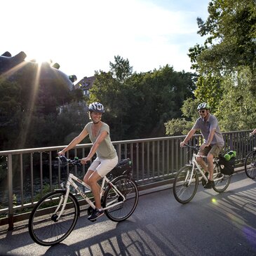 Radfahrer in Graz mit dem Kunsthaus im Hintergrund