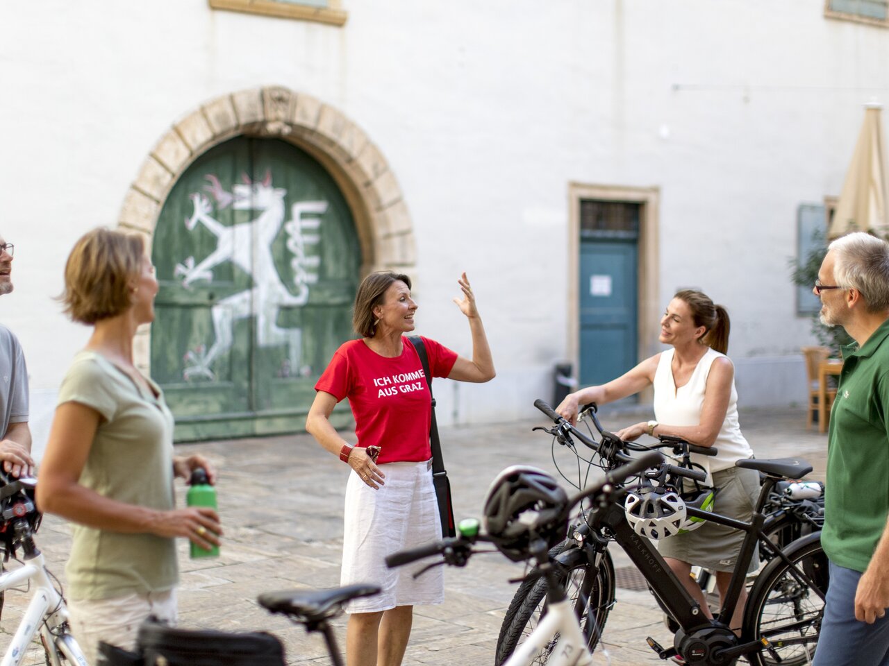 Radfahren am Murradweg, in Graz mit Radführung durch GrazGuide Claudia Kastner, Landhaus | © Steiermark Tourismus | Tom Lamm