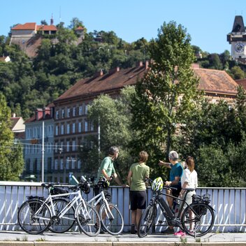 In Graz mit Blick auf den Uhrturm | © STG | Tom Lamm