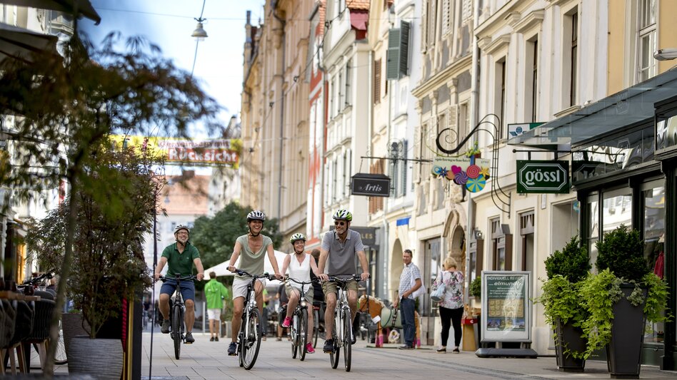  Radfahrer in der Schmiedgasse in Graz